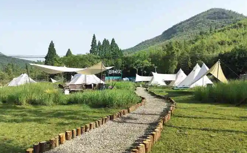 一个只有15顶帐篷的开放式野邻花园营地,包括户外俱乐部,轻餐厅,林下